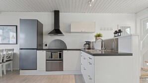 Kaffetrakter/tekoker, kjøleskap, mikrobølgeovn og ovn