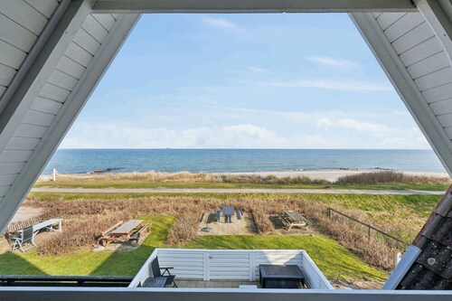 Seafront holiday home 4 ppl 30 m sea