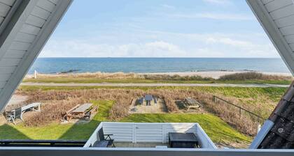 Seafront holiday home 4 ppl 30 m sea