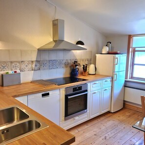 Fridge, oven, stovetop, dishwasher - Kornloftet beautiful home in old barn (Fejø)