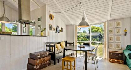 Cosy holiday home near beach and play