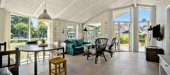 Cosy holiday home near beach and play