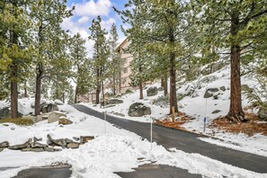 Property grounds - Lake Tahoe Retreat - Minutes to  the Lake & Slopes (Stateline)