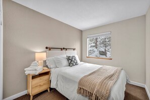 Iron/ironing board, WiFi, bed sheets - Lake Tahoe Retreat - Minutes to  the Lake & Slopes (Stateline)