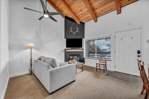 TV, fireplace, stereo - Lake Tahoe Retreat - Minutes to  the Lake & Slopes (Stateline)