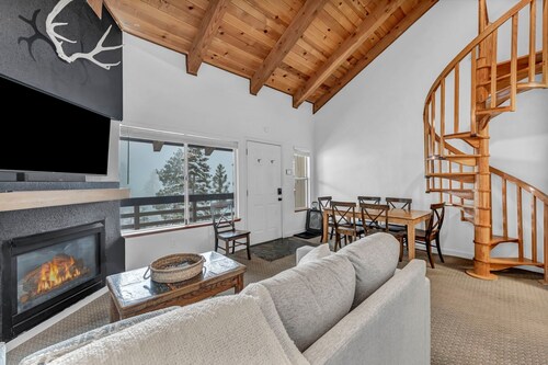 Lake Tahoe Retreat - Minutes to  the Lake & Slopes