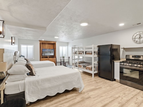 Grand Mountain Retreat: Hot Tub, Sleeps 21, Sofa Sleeper on Main Floor