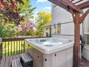 8 person Hot tub located on the back deck steps from the main kitchen area come enjoy time with friends and family! - Grand Mountain Retreat: Hot Tub, Sauna, Sleeps 21, Sofa Sleeper on Main Floor (Draper)