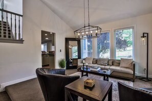 Älytelevisio, takka, videopelejä, kirjoja