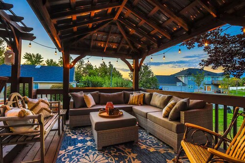 Spacious Family Home Hot Tub Ski Access Sleeps 18