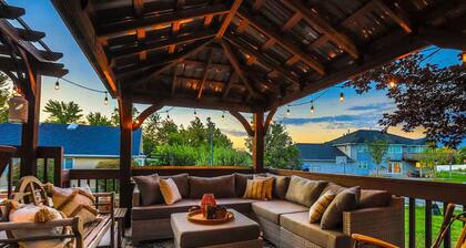 Spacious Family Home Hot Tub Ski Access Sleeps 18