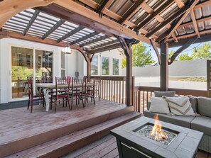 Outdoor dining - Corner Canyon Retreat Hot Tub Deck RV Ski & Trails Ski Sleeps 21 Extra Spacious (Draper)