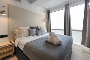 2 bedrooms, iron/ironing board, WiFi, bed sheets - Deluxe SOL, by MONARo 2BR 1BTH Exterior. (Madrid)