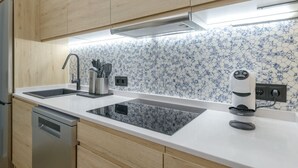 Une cuisine moderne avec des meubles en bois, un évier à deux bacs et une cuisinière encastrée.