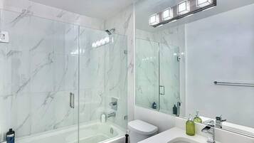 Dusche, Haartrockner, Handtücher, Shampoo