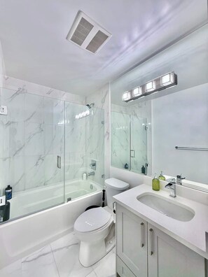 Douche, sèche-cheveux, serviettes fournies, shampoing