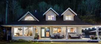 Waterfront Retreat with Hottub/Sauna/Games on Harrison Lake