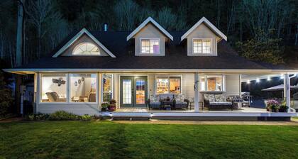 Waterfront Retreat with Hottub/Sauna/Games on Harrison Lake