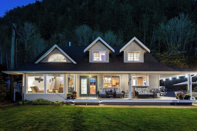 Waterfront Retreat with Hottub/Sauna/Games on Harrison Lake