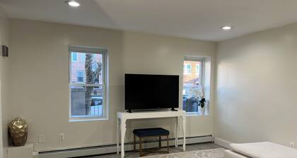 Fantastic 2-bedroom apartment in charming Astoria 15 min from Manhattan