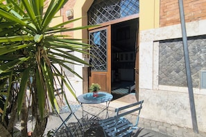 Outdoor dining - Casa Azul - Welcome To Rhome (Rome)