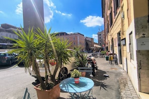 Outdoor dining - Casa Azul - Welcome To Rhome (Rome)