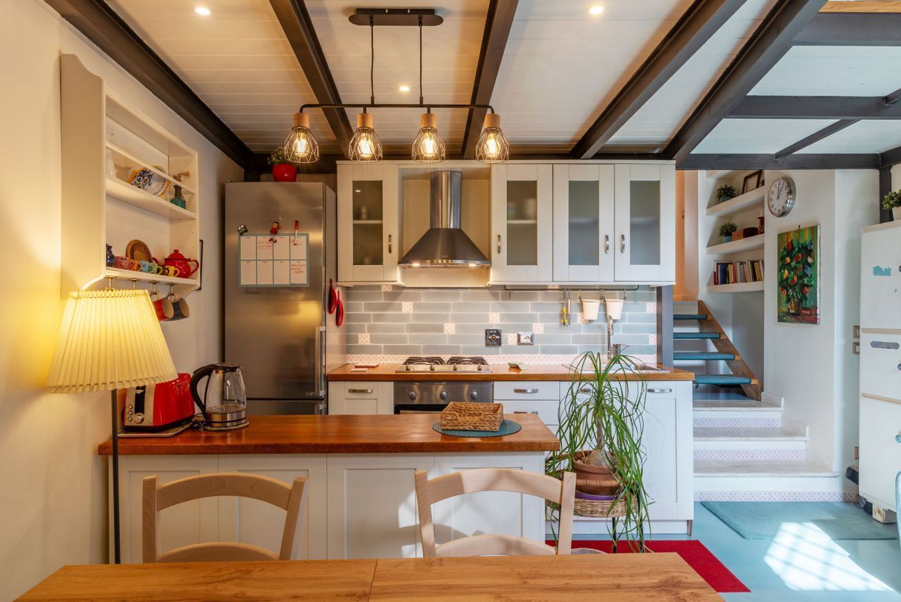 Fridge, oven, stovetop, coffee/tea maker