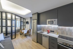 Frigorifero, microonde, forno, piano cottura