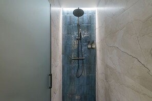 Hair dryer, towels - GRAN VIA capitals, NEW YORK (Madrid)