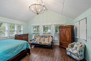 5 bedrooms, iron/ironing board, WiFi, bed sheets - 5 Bdrm Beach House-Walk to Beach-Pet Friendly (North Myrtle Beach)