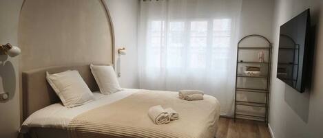 Schreibtisch, Bügeleisen/Bügelbrett, Reisekinderbett, kostenloses WLAN