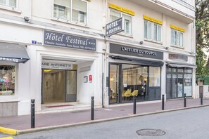 Exterior detail - Fully Renovated Apt Min. frm Palais/Beach (Cannes)