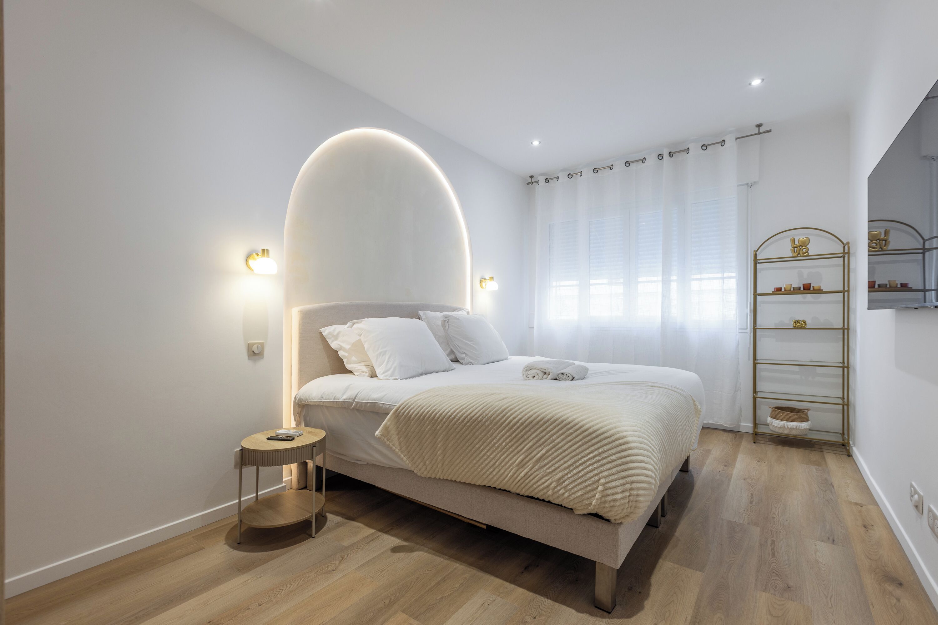 Een bureau, een strijkplank/strijkijzer, reisbedje, gratis wifi