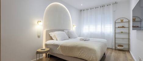 Een bureau, een strijkplank/strijkijzer, reisbedje, gratis wifi