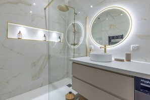 Shower, towels - Fully Renovated Apt Min. frm Palais/Beach (Cannes)