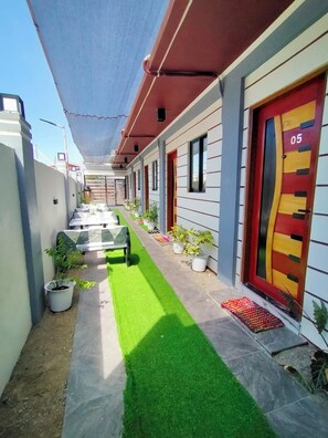 Deluxe Room | Living area | 42-inch flat-screen TV with digital channels - Kabayan Hotel (Aliaga)