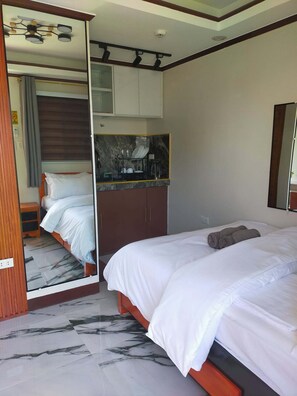 Down comforters, in-room safe, individually decorated - Kabayan Hotel (Aliaga)