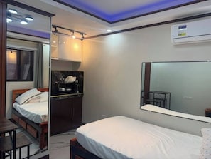 Deluxe Room | Down comforters, in-room safe, individually decorated - Kabayan Hotel (Aliaga)