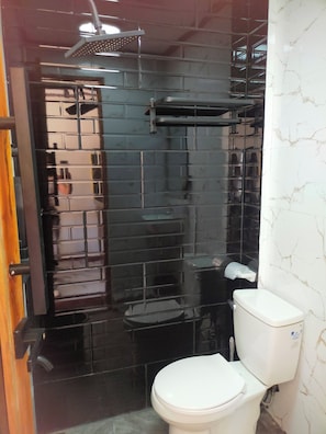 Shower, bathrobes, slippers, bidet - Kabayan Hotel (Aliaga)