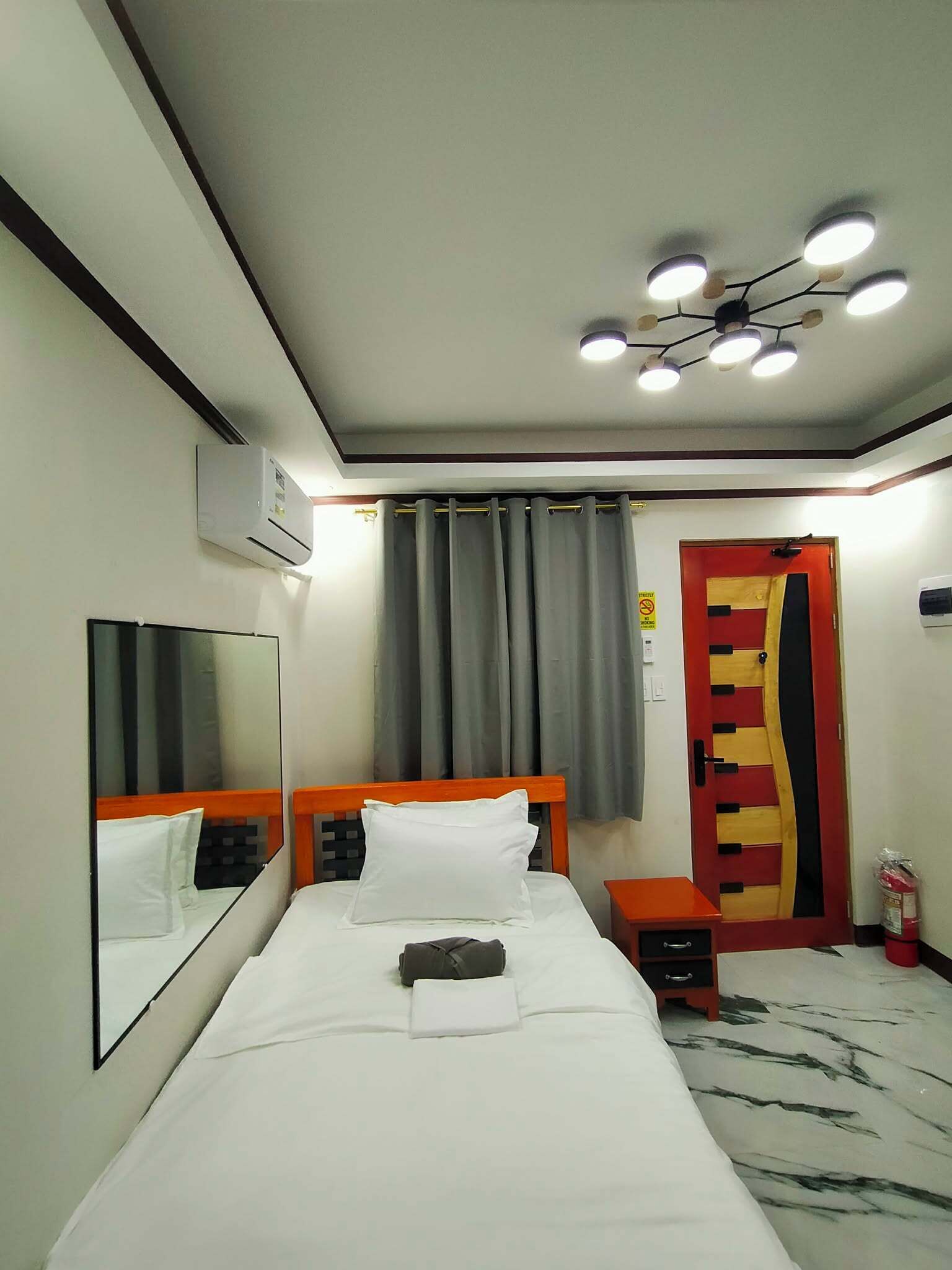 Safe på rommet, blendingsgardiner, lydisolert og strykejern/-brett