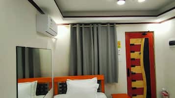 Tallelokero huoneessa, pimennysverhot, äänieristys, silitysrauta/-lauta