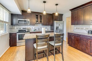 Fridge, microwave, stovetop, dishwasher