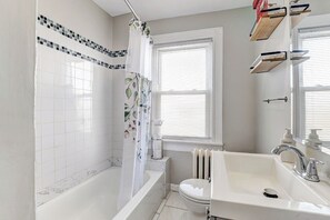 Sèche-cheveux, serviettes fournies, papier toilette