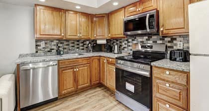 Johnnycake Junction Retreat-Family-Friendly 3BR