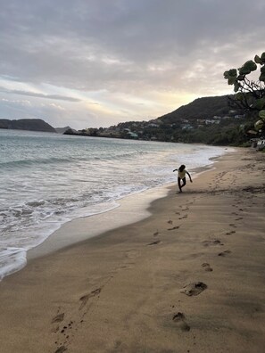 Ranta lähistöllä, rantapyyhkeitä