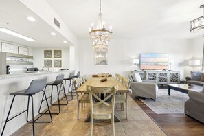 Dining - Ocean Park Breeze - Walk to Beach Pool and Heated Spa (Fernandina Beach)