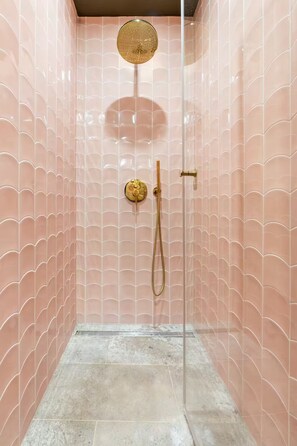 Shower, hair dryer, towels, soap - Apartment near Mouffetard (Paris)