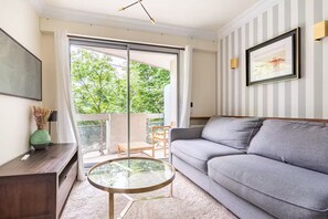 TV - Apartment near Mouffetard (Paris)