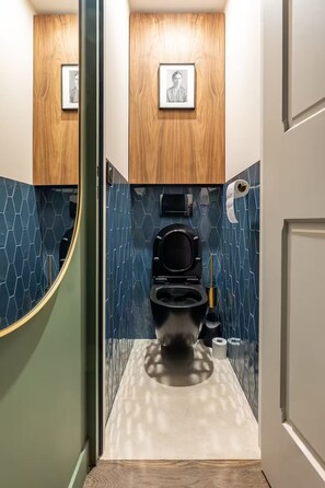 Shower, hair dryer, towels, soap - Apartment near Mouffetard (Paris)