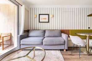 TV - Apartment near Mouffetard (Paris)
